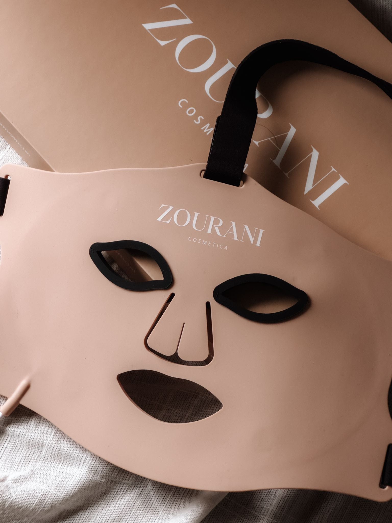 Zourani roodlichtmasker detail voor LED lichttherapie en huidverzorging