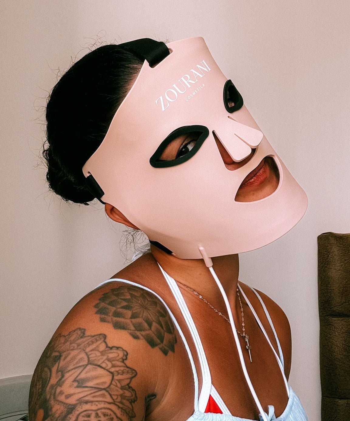 Close-up van vrouw met Zourani LED Face Masker voor roodlichttherapie thuis