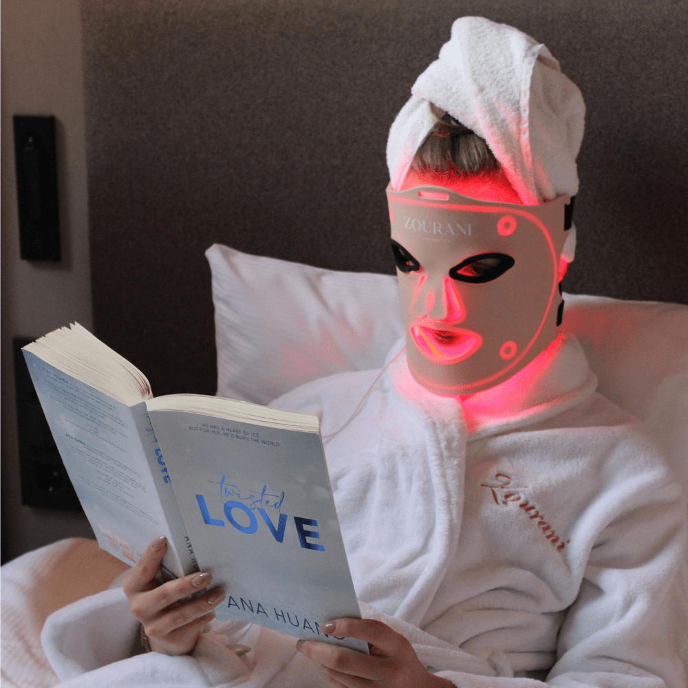 Vrouw gebruikt Zourani LED Face Masker als onderdeel van haar skincare routine