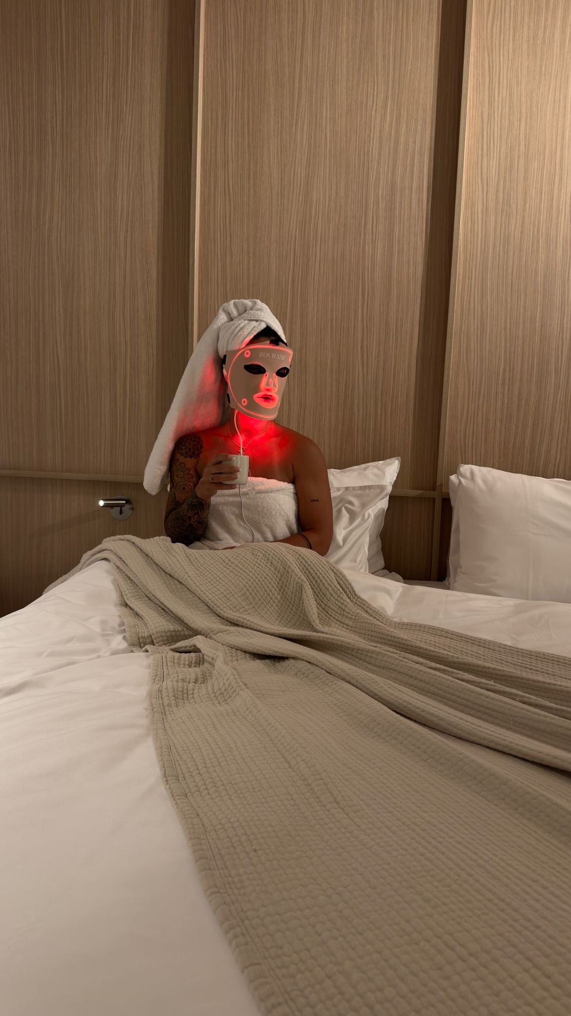 Zourani LED Face Masker in premium skincare setting voor dagelijkse huidverzorging