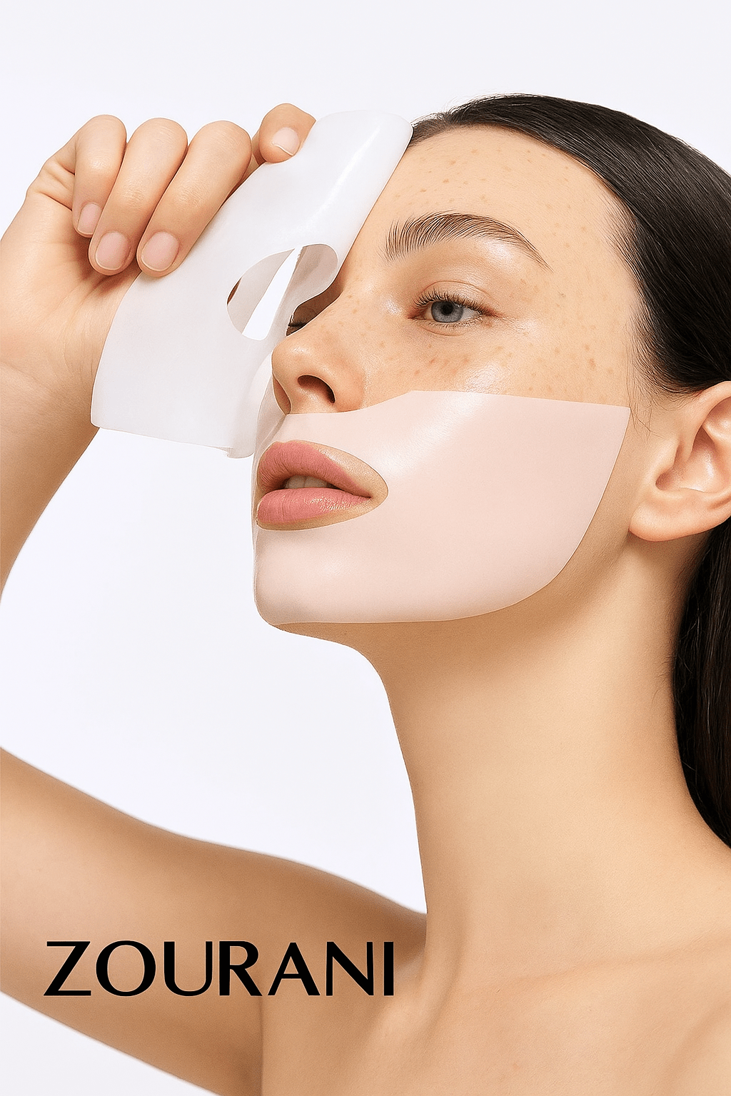 Vrouw gebruikt huidverzorging met het Zourani LED Face Masker als onderdeel van haar routine